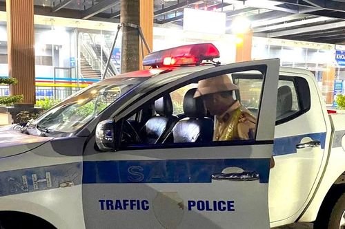 Sản phụ vỡ ối gặp thời tiết xấu, CSGT Gia Lai 'mở đường' hơn 50km tới bệnh viện