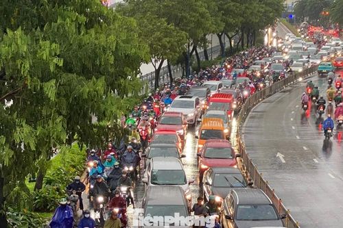 Kẹt xe, té ngã trong cơn mưa trắng trời giờ tan tầm ở TPHCM