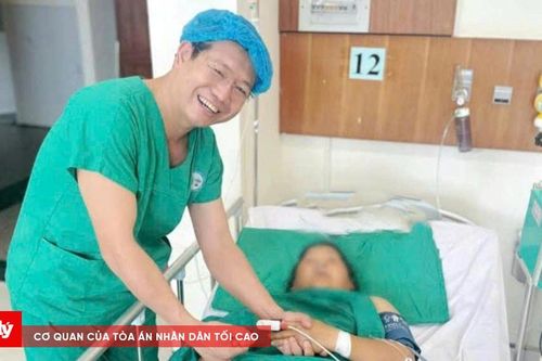 Người phụ nữ thoát chết khi bồn nước 1.000 lít từ trên cao rơi xuống