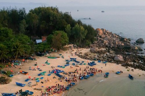 Đến làng chài 'triệu view', khách ngỡ ngàng vì bánh xèo 3 nghìn, hải sản siêu rẻ
