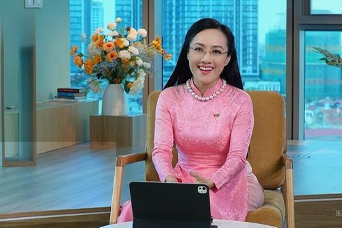 BTV Hoài Anh VTV rưng rưng khi nhắc đến bản tin Thời sự 19h