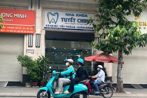 Bác sĩ nha khoa giải thích lý do đánh bệnh nhân chỉnh răng tại phòng khám TPHCM