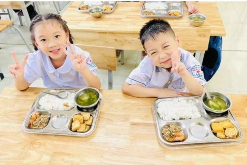 Nên cho con ăn trưa ở trường hay về nhà?