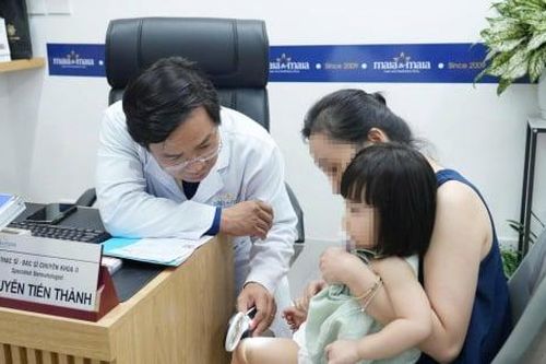 Bơi ở hồ công cộng, bé gái 'khổ sở' vì viêm da bội nhiễm