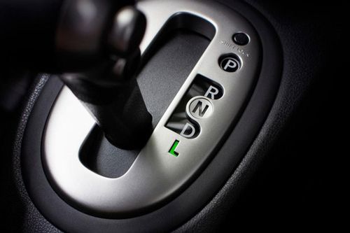 Khi nào nên sử dụng chế độ 'L' tên xe ô tô số tự động?