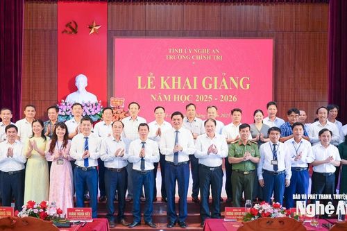 Phó Bí thư Thường trực Tỉnh ủy dự lễ khai giảng năm học 2025 - 2026 tại Trường Chính trị tỉnh