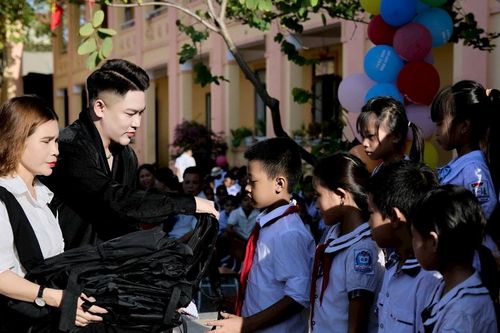 Trao tặng 50 suất quà cho học sinh có hoàn cảnh khó khăn ở xã Diễn Châu