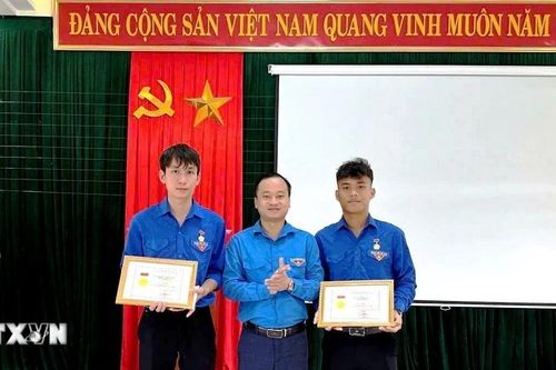 Trao huy hiệu 'Tuổi trẻ dũng cảm' tặng đoàn viên thanh niên cứu người đuối nước