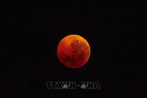 'Trăng máu' rực rỡ trên bầu trời, hàng triệu người chiêm ngưỡng nguyệt thực toàn phần