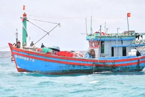 Đảo Sơn Ca hỗ trợ tàu cá ngư dân Gia Lai gặp sự cố trên biển