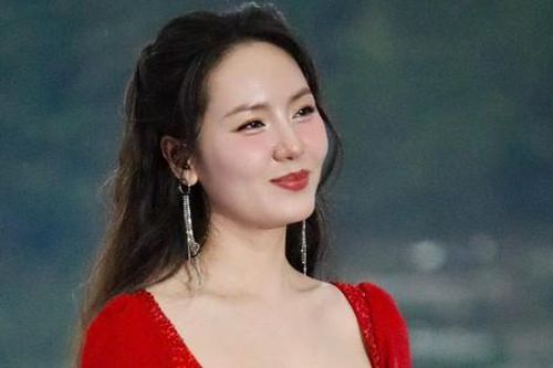 Nữ ca sĩ 41 tuổi vẫn xinh đẹp bậc nhất Vbiz, giàu sang, giấu kín danh tính bạn trai dù yêu lâu năm