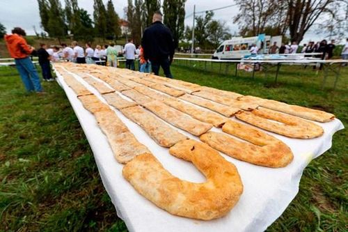 Ngôi làng Croatia nối dài thành tích lập kỷ lục Guinness về bánh táo