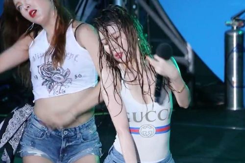 Nữ ca sĩ gây bất ngờ khi diện bodysuit khoét ngực, khoe trọn hình thể gợi cảm tại waterbomb