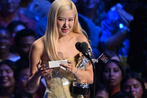 Rosé bật khóc kể về hành trình chinh phục giấc mơ tại MTV VMAs 2025