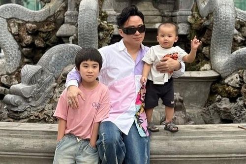 Đột nhập cơ ngơi ngập sách, CD và hoa của ca sĩ Tùng Dương