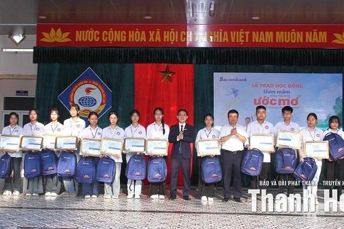 Sacombank - Chi nhánh Thanh Hóa trao học bổng 'Ươm mầm cho những ước mơ'