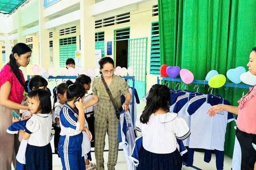 Chung tay tiếp sức học sinh đến trường