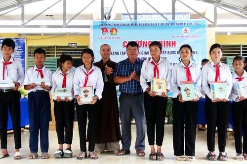Tặng 240 suất quà cho học sinh và đồng bào Khmer xã Ô Lâm