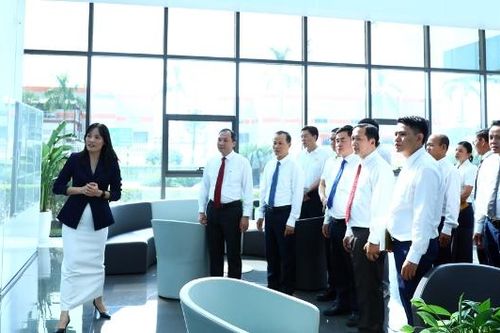 Đoàn công tác Tạp chí A-lun-may (Lào) và Tạp chí Cộng sản thăm Công ty TNHH Luxshare - ICT tại Bắc Ninh