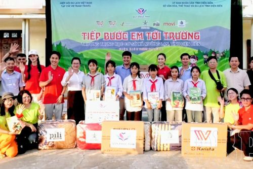 Tặng quà học sinh xã Mường Lạn