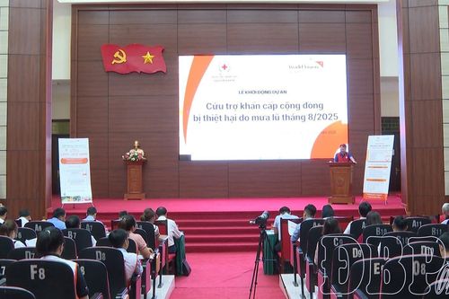 Tổ chức Tầm nhìn thế giới hỗ trợ 6 xã thiệt hại do mưa lũ hơn 3 tỷ đồng
