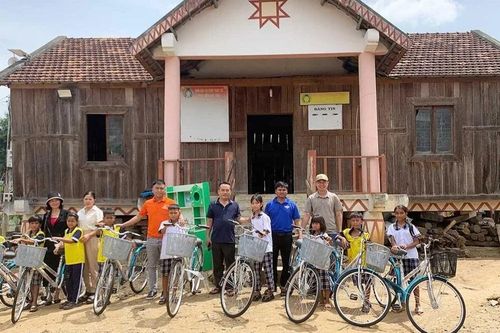 Chung tay tiếp sức học sinh khó khăn đến trường