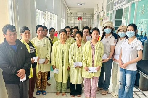 Trung tâm Tiếng Trung AOEC trao 324 suất quà cho bệnh nhân và trẻ em