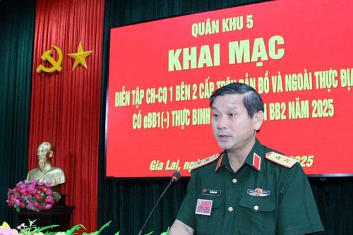 Trung tướng Lê Ngọc Hải - Tư lệnh Quân khu 5 chỉ đạo cuộc diễn tập của Sư đoàn Bộ binh 2