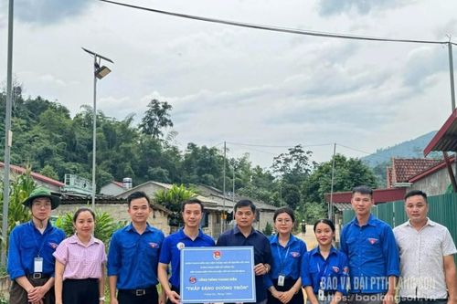 Sức trẻ thắp sáng đường thôn