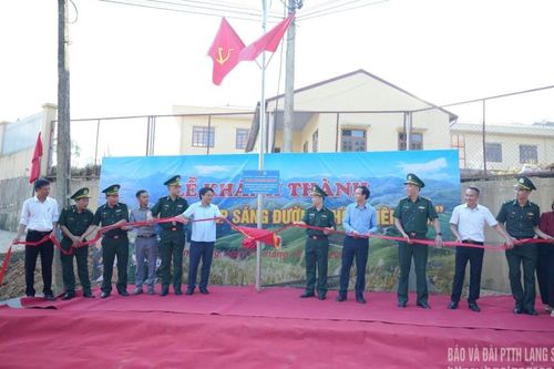 Khánh thành công trình 'Thắp sáng đường thôn biên giới'