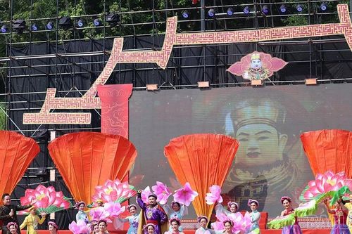 Hàng nghìn người dân và du khách tham dự lễ khai hội Đền Bảo Hà năm 2025