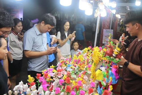Rực rỡ sắc màu âm nhạc đường phố Mũi Né và hội chợ ẩm thực Phan Thiết