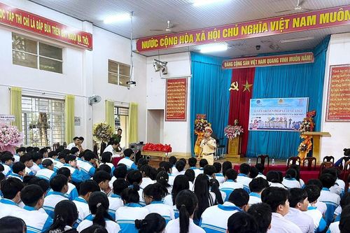 CSGT Lâm Đồng đồng loạt ra quân tuyên truyền an toàn giao thông trong trường học