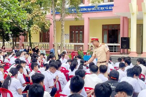 Thực hiện các giải pháp giúp học sinh, sinh viên tham gia giao thông an toàn