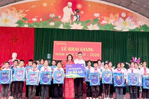 Bảo Việt Nhân Thọ Hà Giang trao tặng xe đạp và ba lô cho trẻ em có hoàn cảnh khó khăn