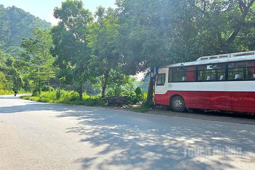 Cần sớm di chuyển phương tiện che khuất biển báo giao thông trên Quốc lộ 279