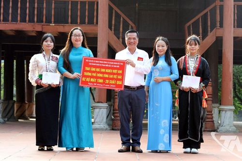 Tặng quà học sinh Trường Phổ thông vùng cao Việt Bắc