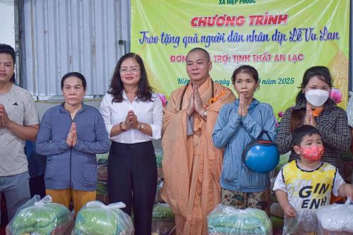 Tịnh thất An Lạc, chùa Liên Trì, Huệ Lâm và tổ đình Vạn Thọ tổ chức Vu lan, trao quà từ thiện