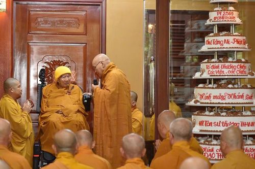 Tăng Ni, Phật tử Thiền phái Trúc Lâm VN khánh tuế Trưởng lão Hòa thượng Thích Thanh Từ 102 tuổi