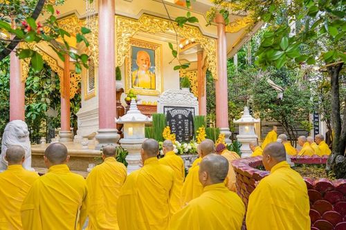 Tăng Ni, Phật tử chùa Vạn Đức đảnh lễ tháp Phù Thi - nơi lưu giữ nhục thân Đại lão Hòa thượng Thích Trí Tịnh