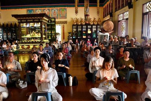 Tu viện Như Giác trao quà Vu lan đến những người neo đơn ở vùng đất thép thành đồng