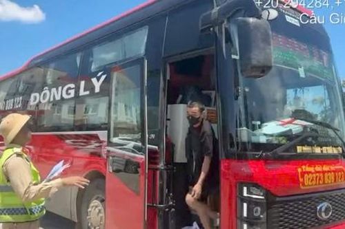 Ô tô khách chở quá 23 người trên cao tốc, tài xế và chủ xe bị phạt 57,5 triệu đồng