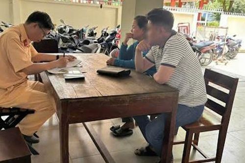 TP.HCM: Xử phạt tài xế vượt ẩu, 'dằn mặt' ô tô không nhường đường