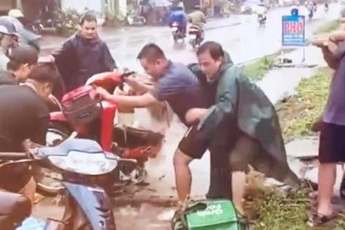 Mưa lớn ở Đồng Nai, xe máy rơi xuống mương, cao tốc trơn trượt nguy hiểm