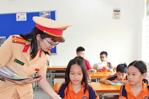 Hàng nghìn học sinh Thủ đô được lực lượng CSGT trang bị kỹ năng an toàn ngay từ đầu năm học