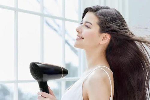 Mua máy sấy tóc chọn giá rẻ để tiết kiệm hay cao cấp dùng lâu dài?
