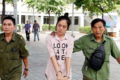 Trà trộn vào trường tiểu học để cướp nữ trang