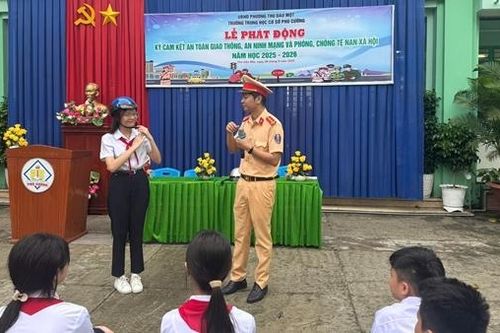 Tuyên truyền, ký kết chấp hành Luật Giao thông cho học sinh đầu năm học mới
