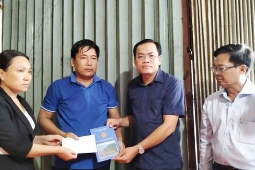 Lãnh đạo tỉnh Cà Mau thăm hỏi, hỗ trợ gia đình có người tử vong do ong đốt