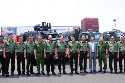 Lãnh đạo Bộ Công an tham quan Triển lãm 80 năm thành tựu đất nước